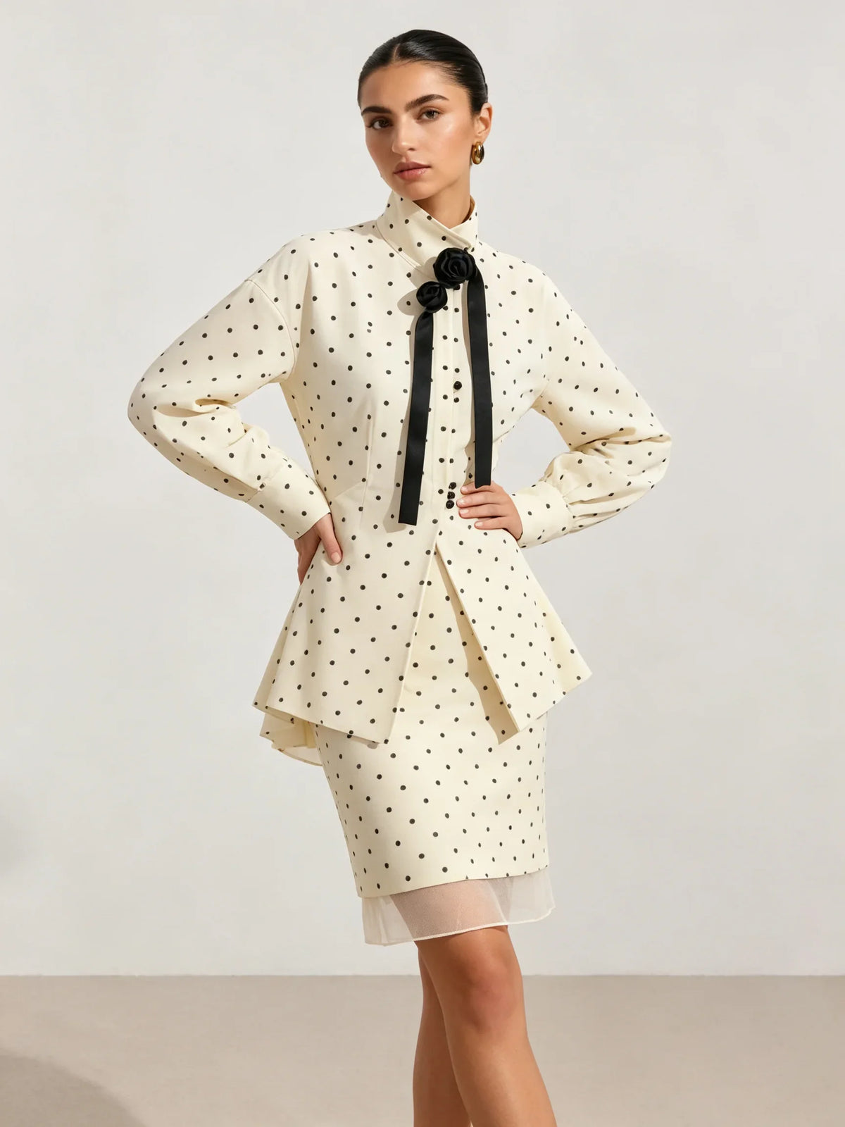 שמלה מנוקדת עם ורד שחור בצוואר