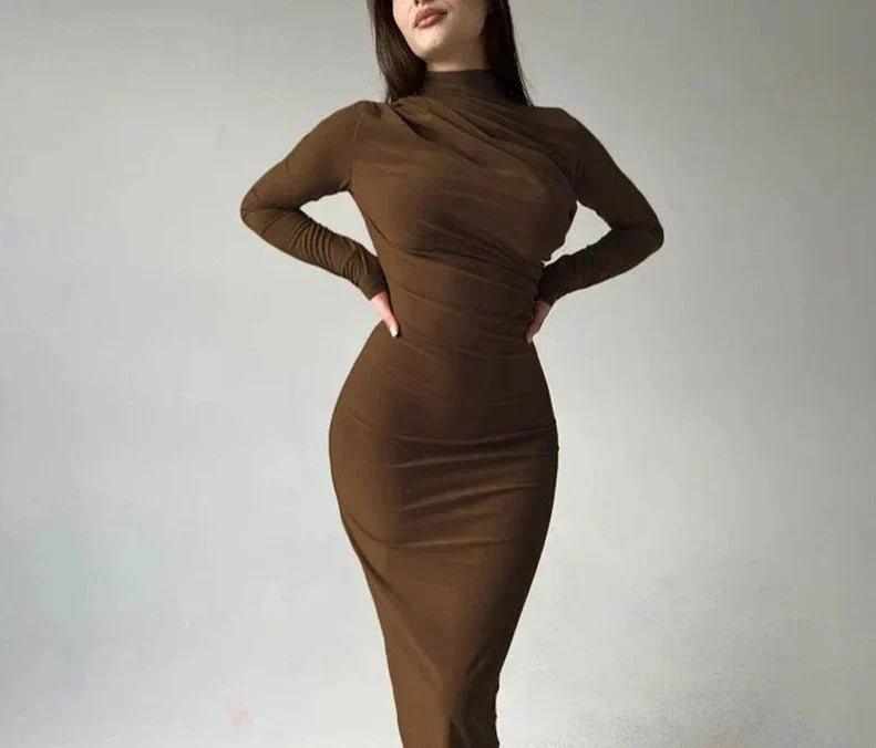 שמלת מידי צמודה עם כיווצים